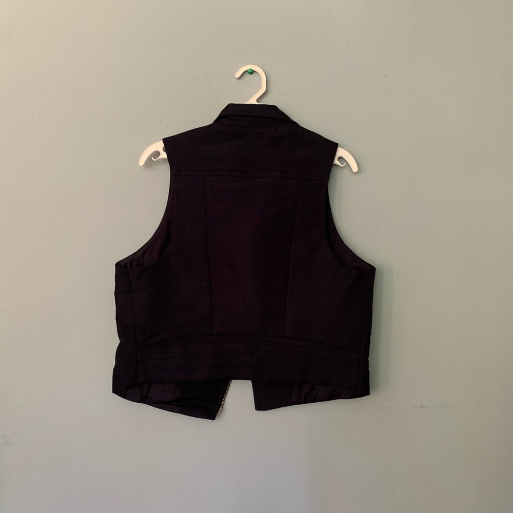 NOMIA: Vest - Picture 2 of 4